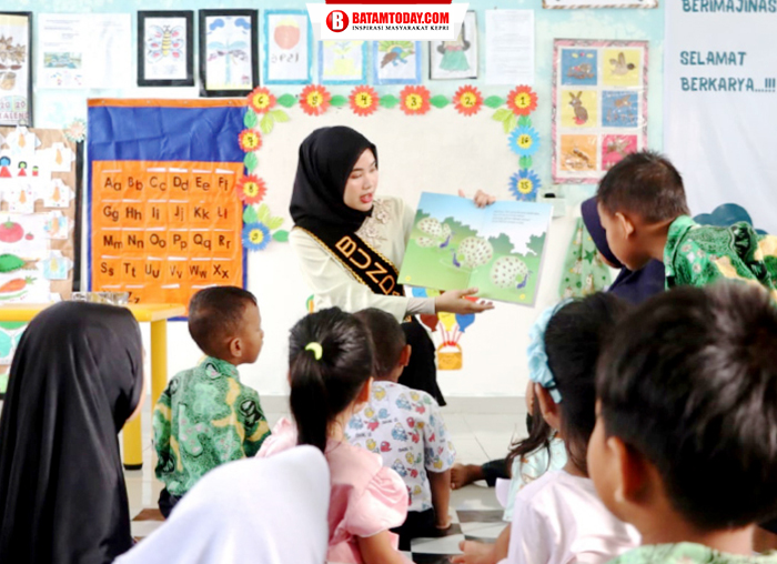 Bunda PAUD Bintan saat membacakan buku cerita kepada anak murid TK Negeri Toapaya